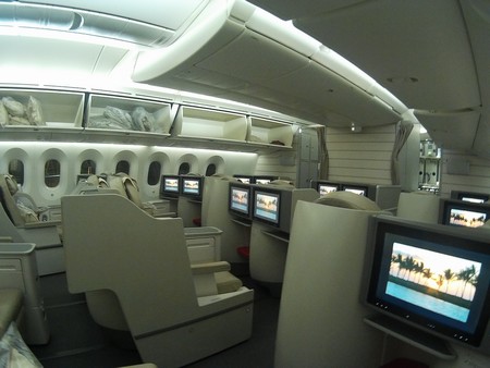 royal jordanske b787 dreamliner business class kongekrone klasse amman bangkok hongkong kabin seter